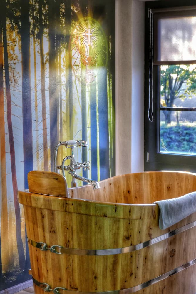 Deep soaking bathtub