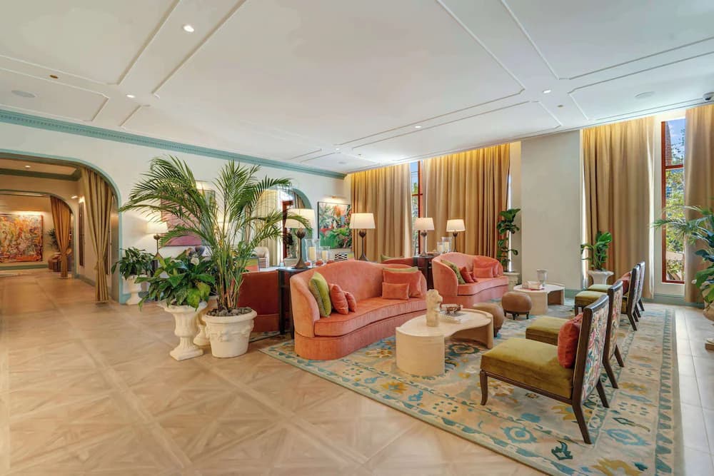 Lobby lounge
