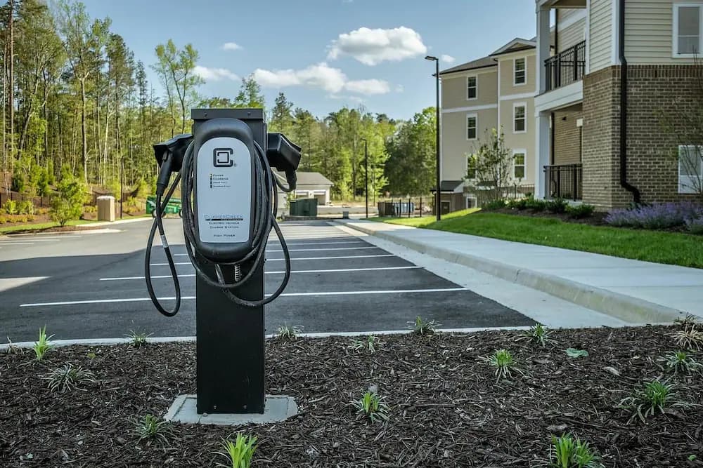 Electric vehicle charging station