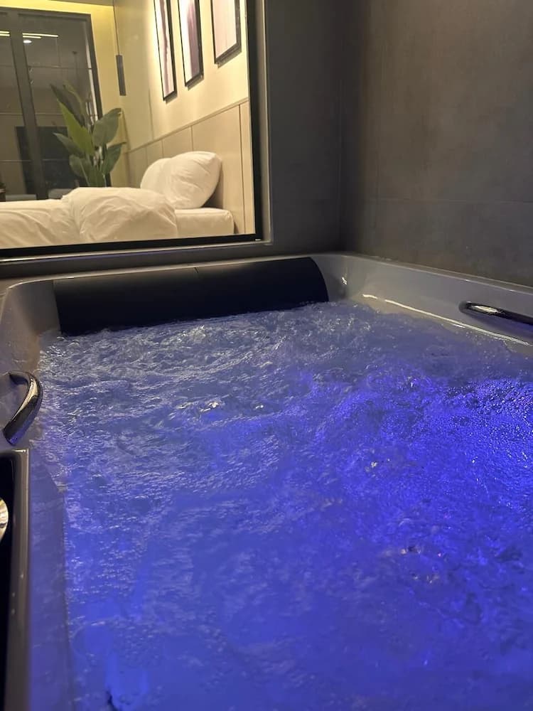 Deep soaking bathtub
