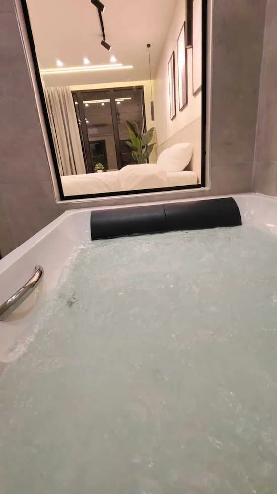 Deep soaking bathtub