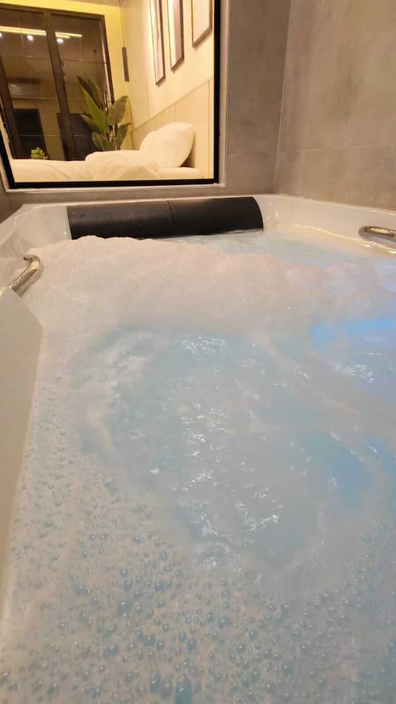 Deep soaking bathtub