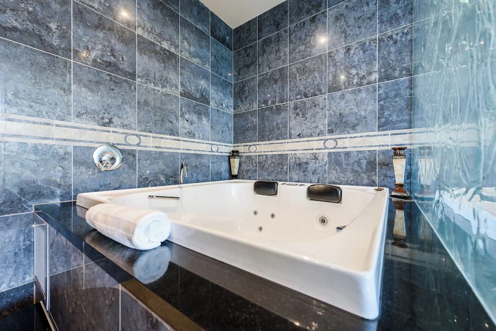 Private spa tub