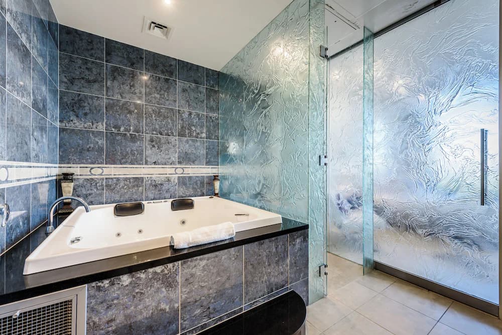 Private spa tub