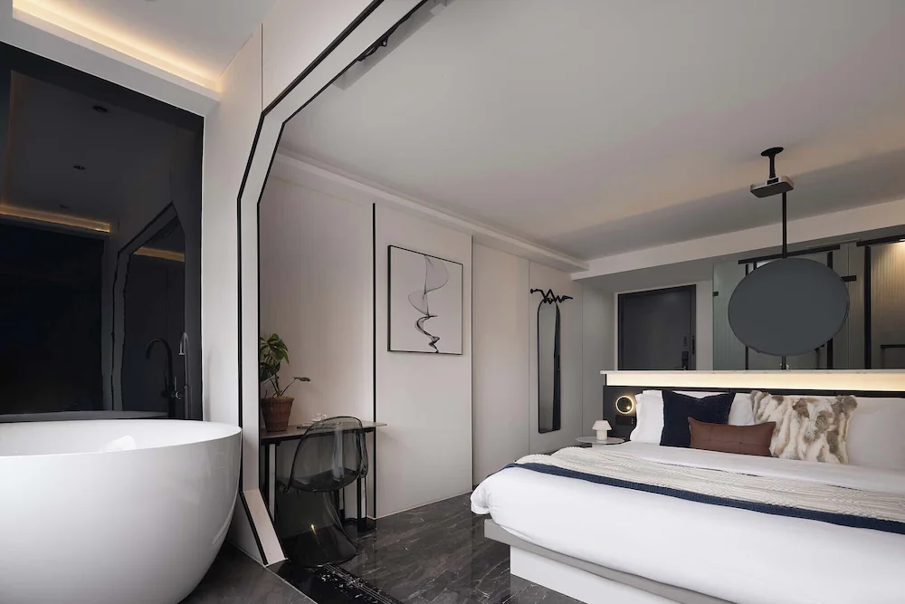 Deep soaking bathtub