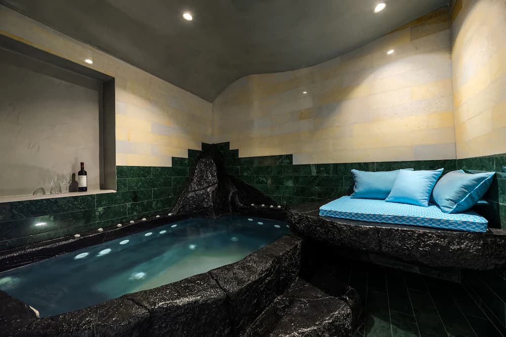 Private spa tub