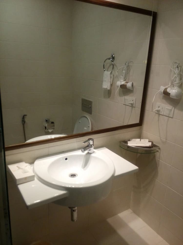 Bathroom sink