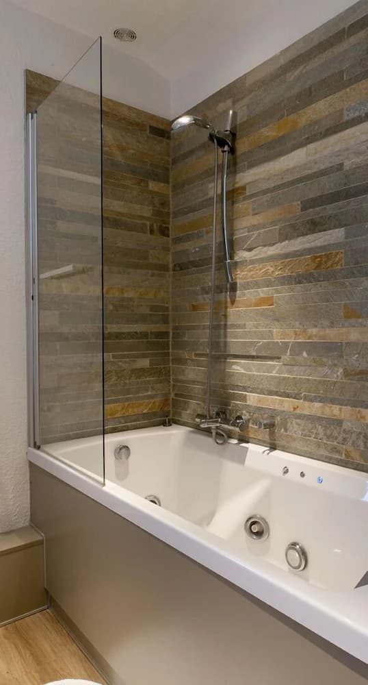 Deep soaking bathtub