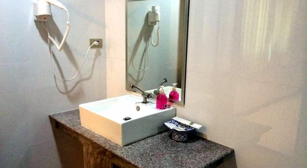 Bathroom sink