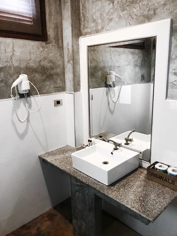Bathroom sink
