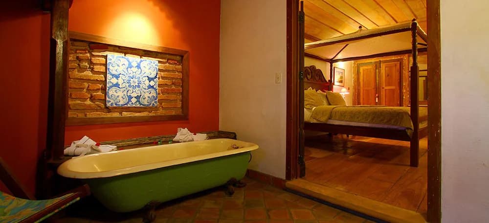 Deep soaking bathtub