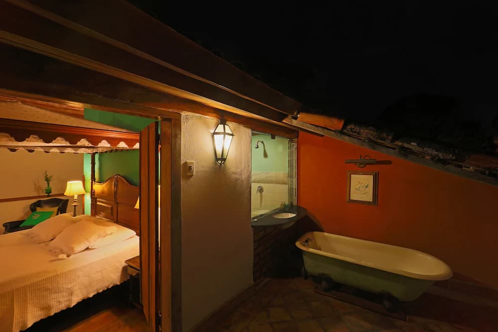 Deep soaking bathtub