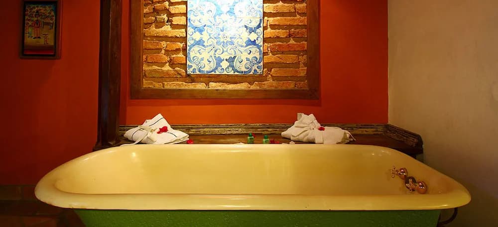 Deep soaking bathtub