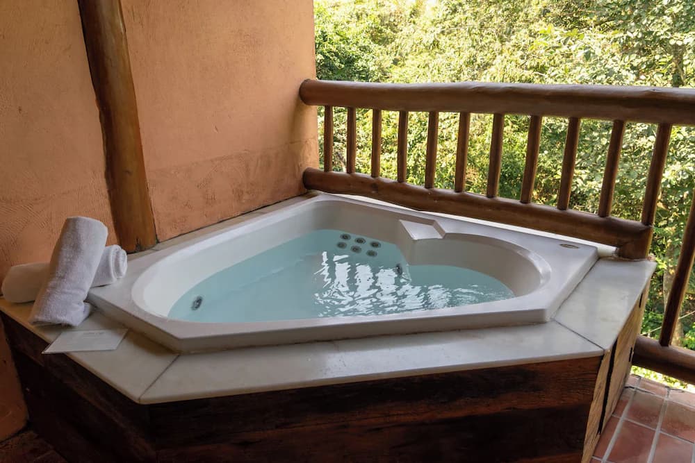 Jetted tub