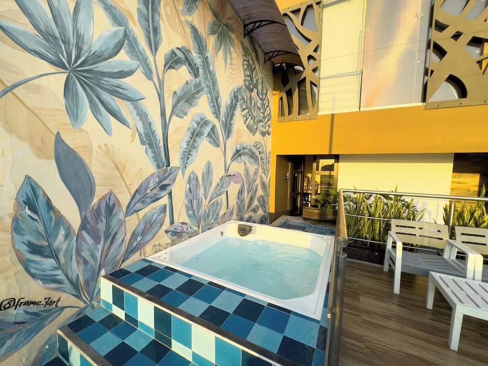 Outdoor spa tub