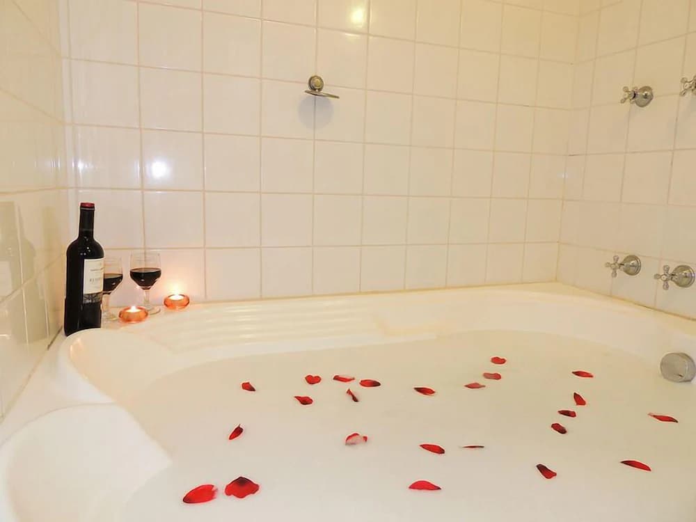Deep soaking bathtub