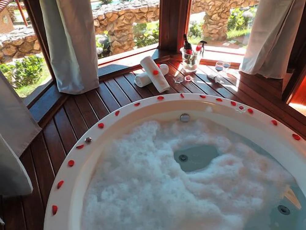 Jetted tub