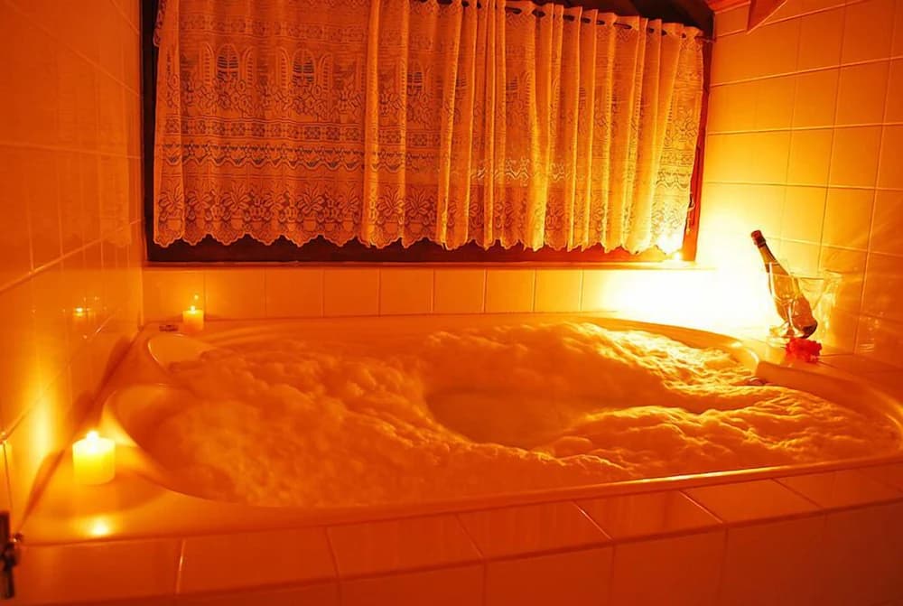 Deep soaking bathtub