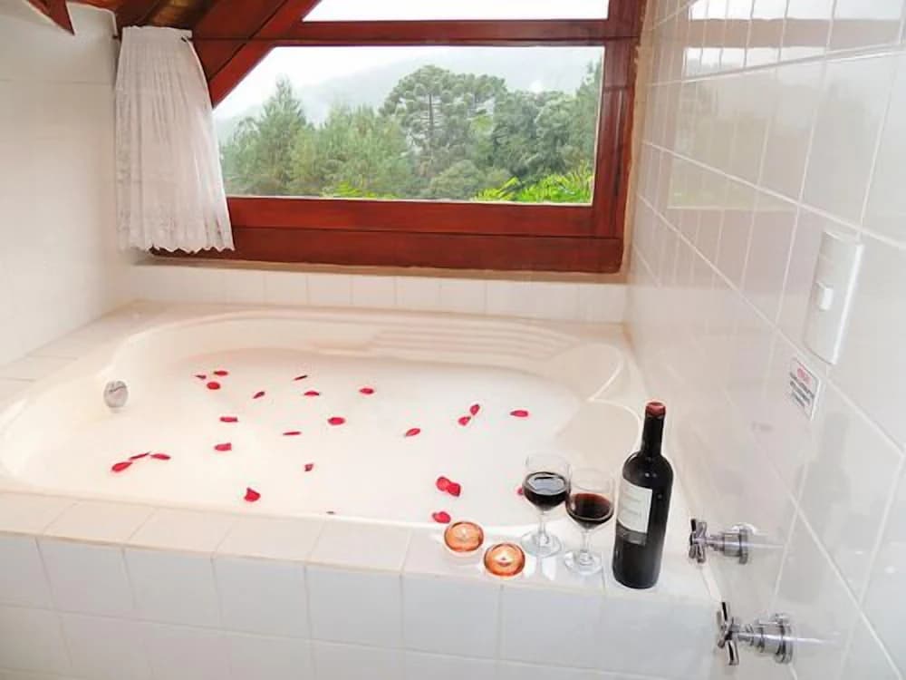 Jetted tub