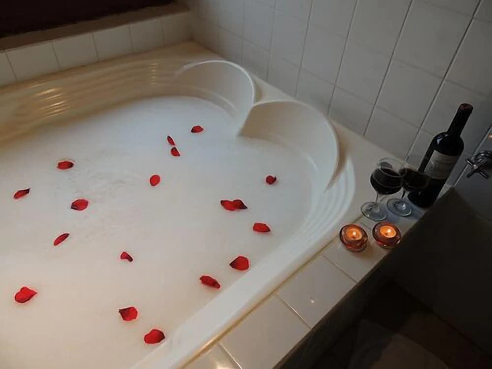 Deep soaking bathtub