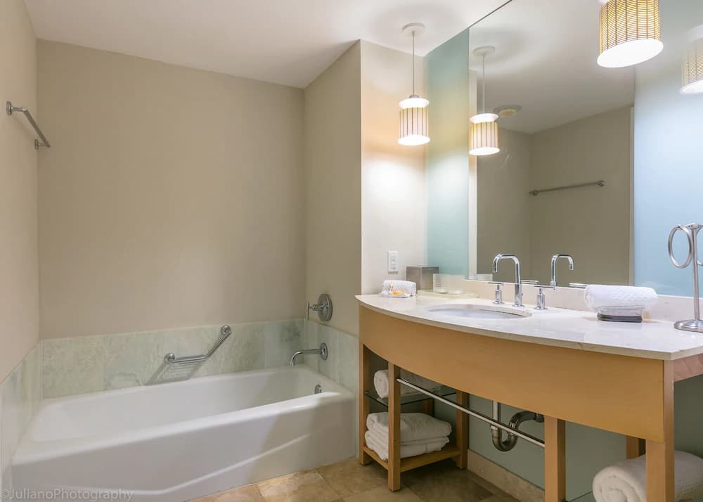 Deep soaking bathtub