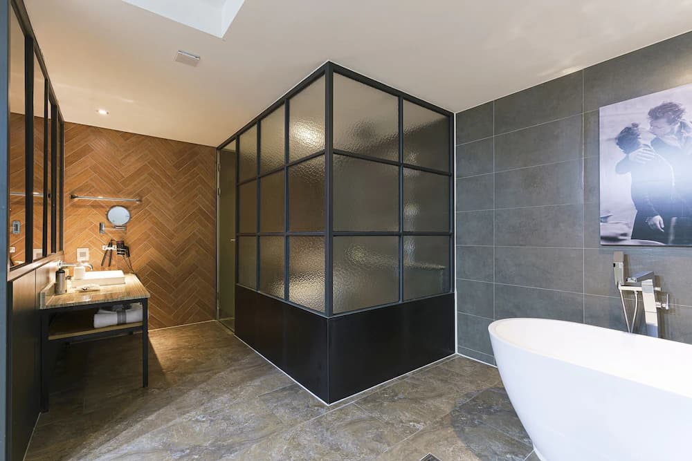 Deep soaking bathtub
