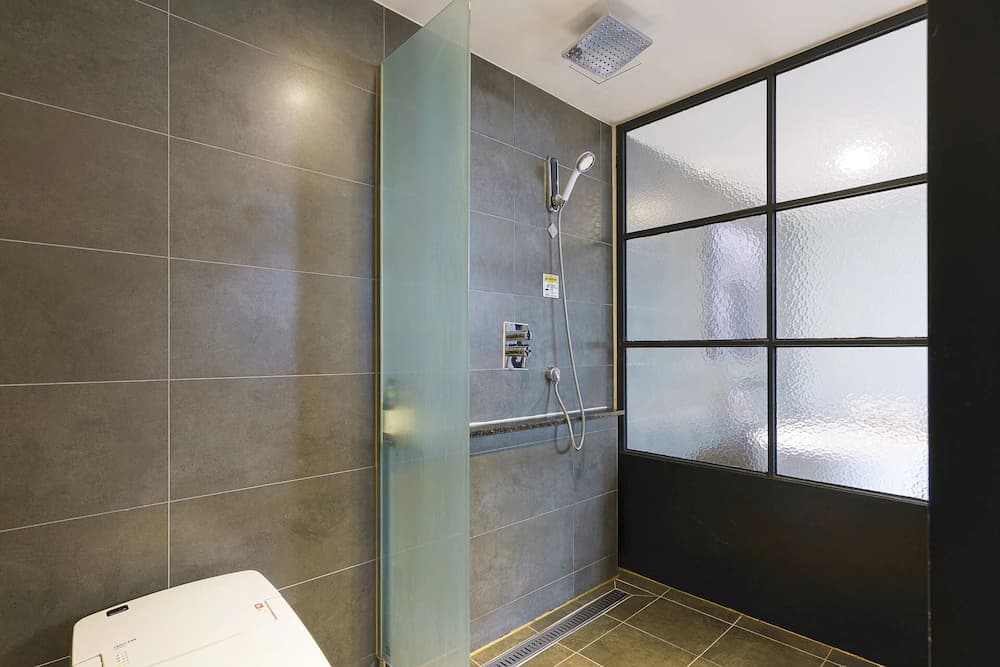 Deep soaking bathtub