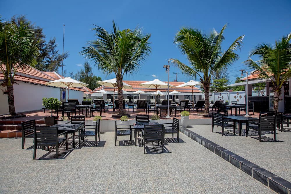 Poolside bar