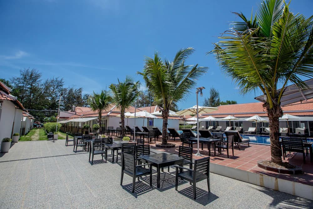 Poolside bar