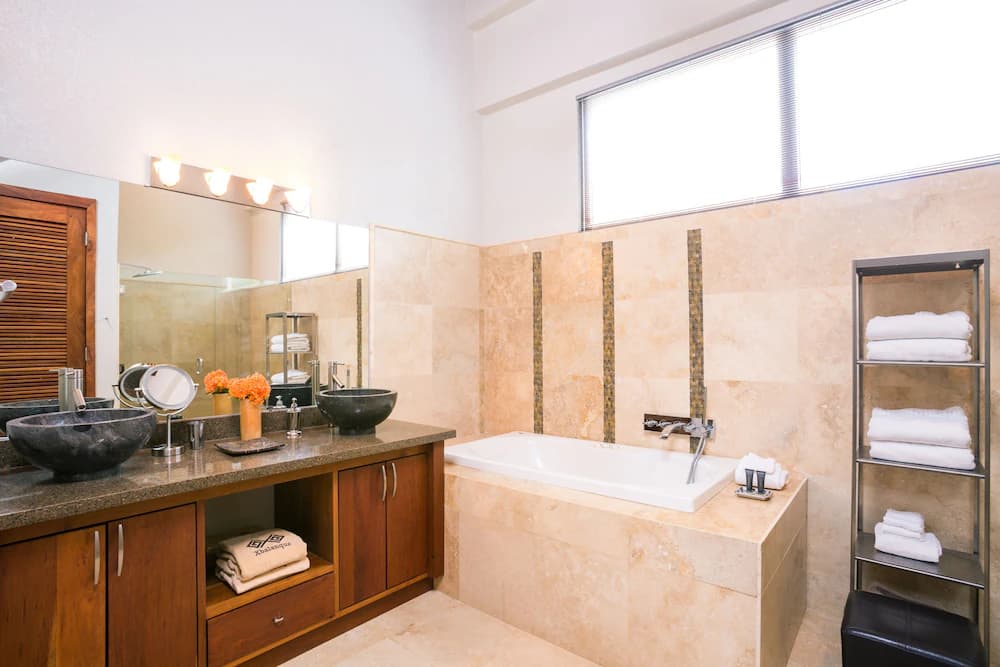 Deep soaking bathtub