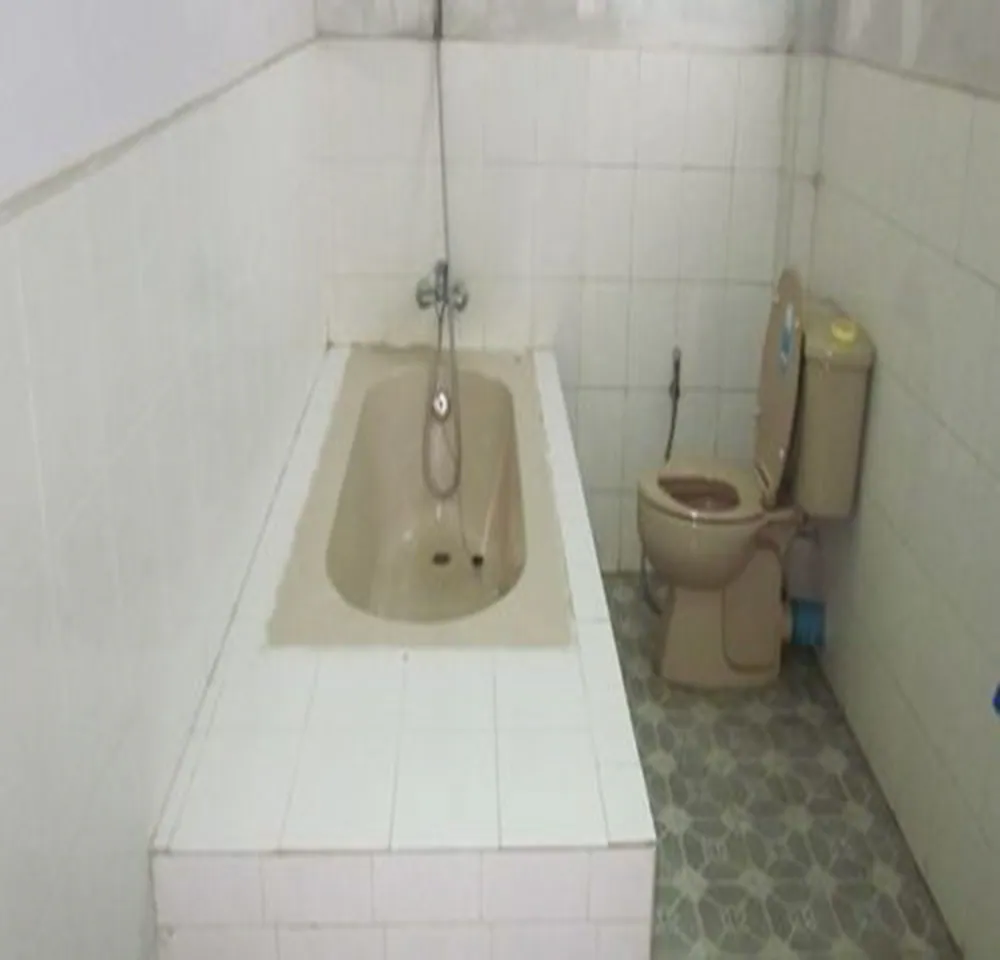 Deep soaking bathtub