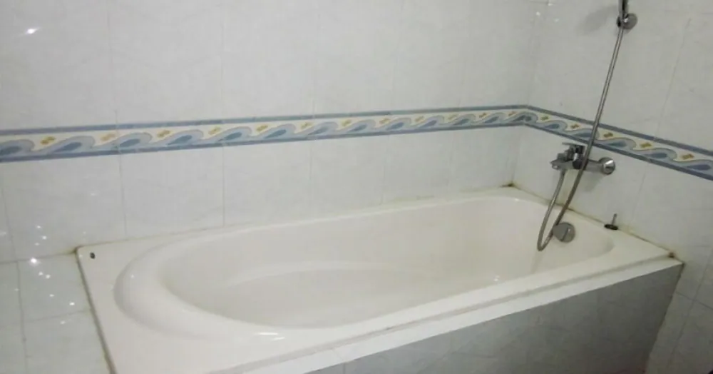 Deep soaking bathtub