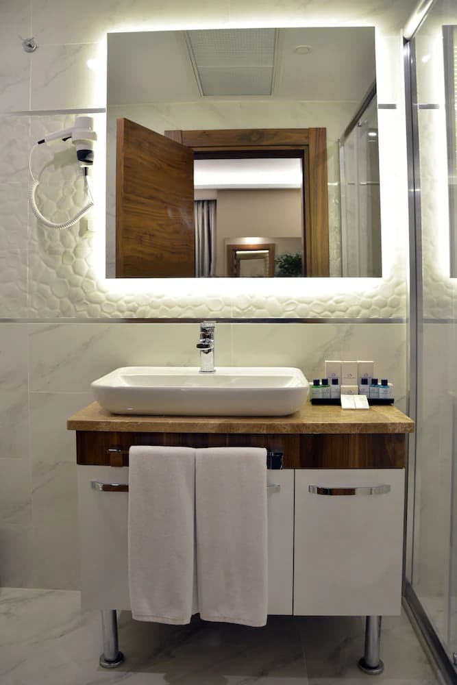Bathroom sink