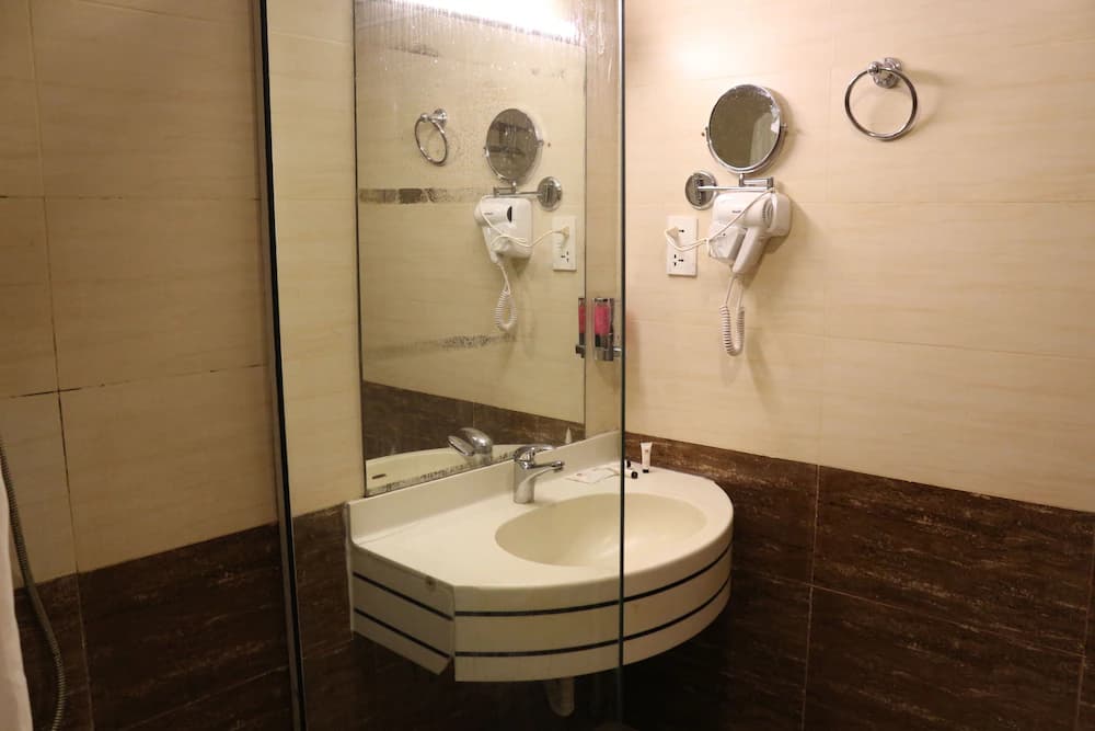 Bathroom sink