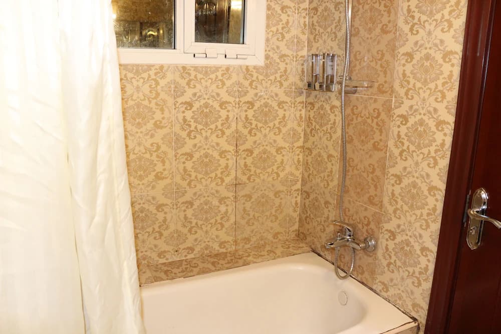 Deep soaking bathtub