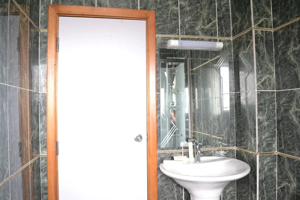 Bathroom sink