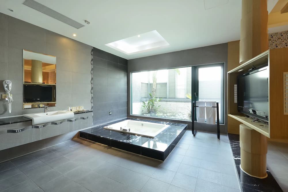 Jetted tub