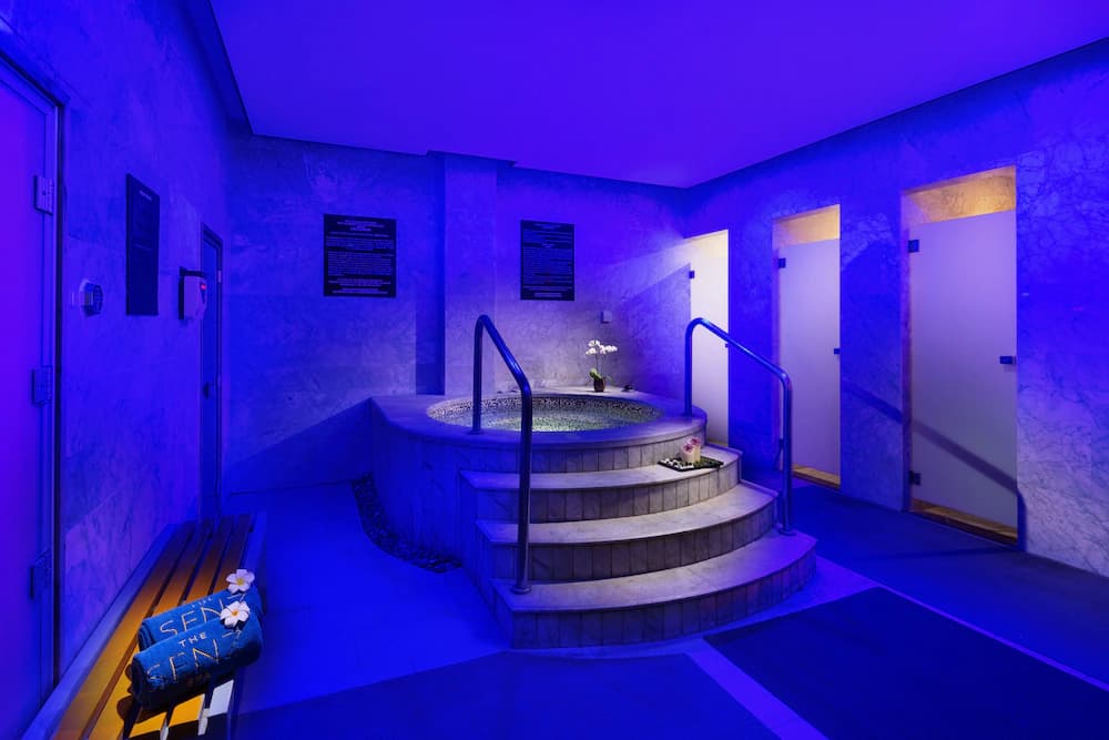 Indoor spa tub