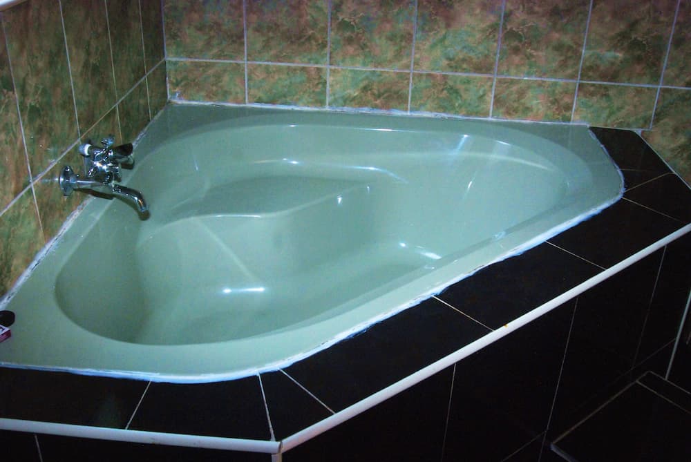 Deep soaking bathtub