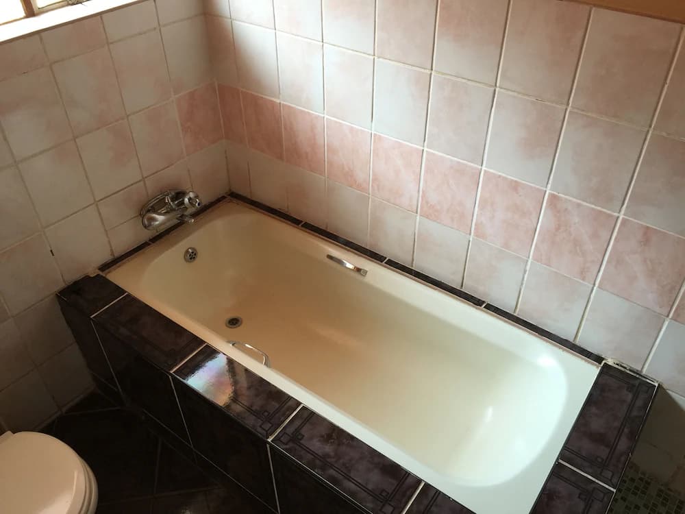 Deep soaking bathtub
