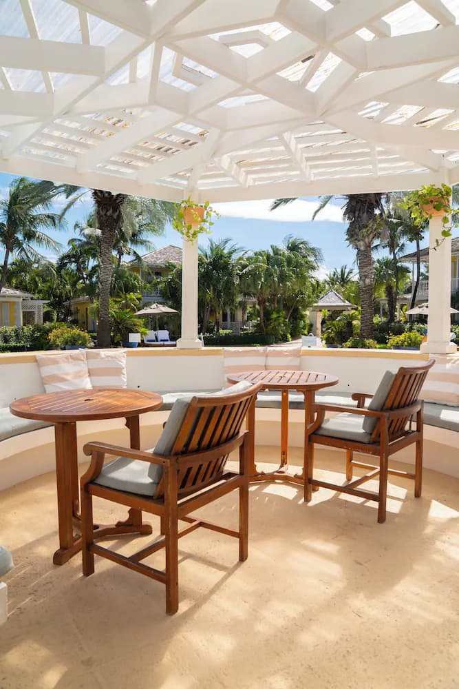 Poolside bar