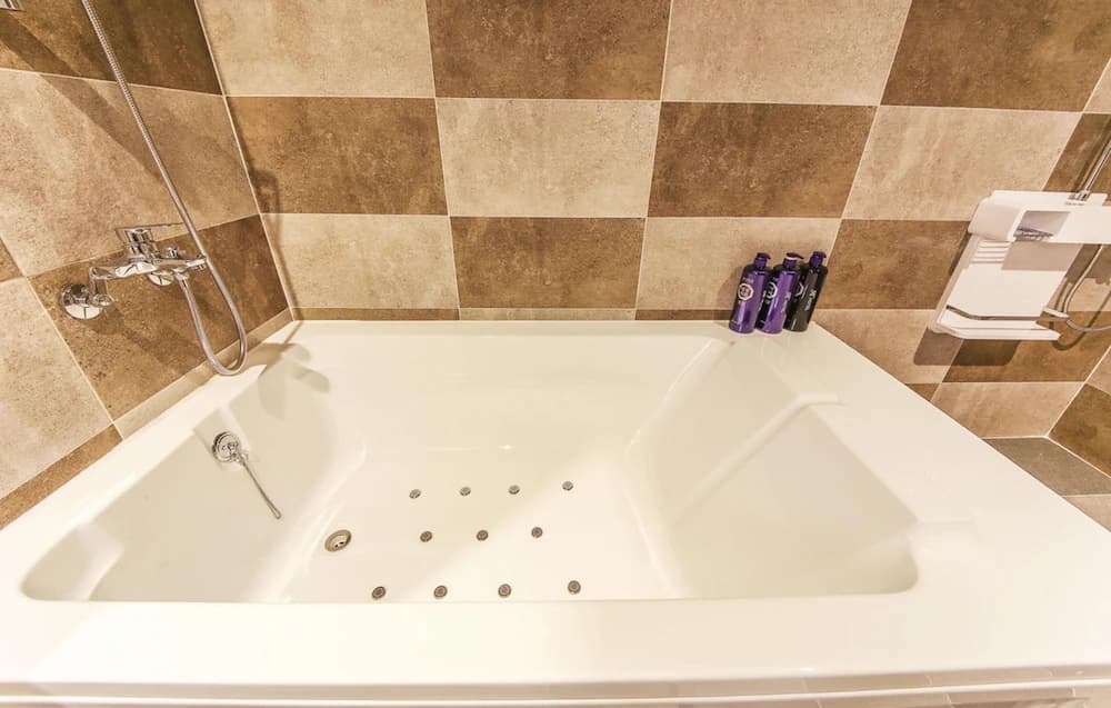 Jetted tub