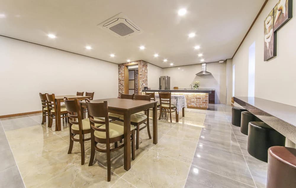 Breakfast area