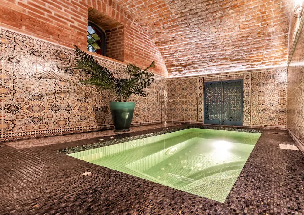 Indoor spa tub