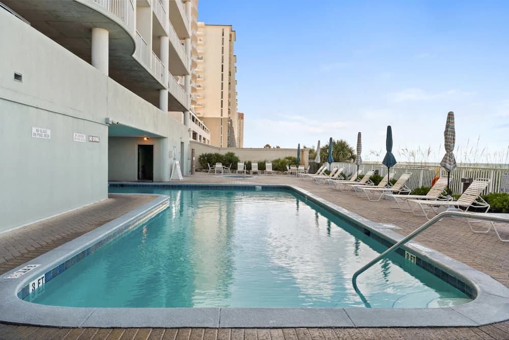 Indoor/outdoor pool
