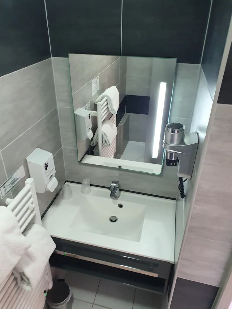 Bathroom sink