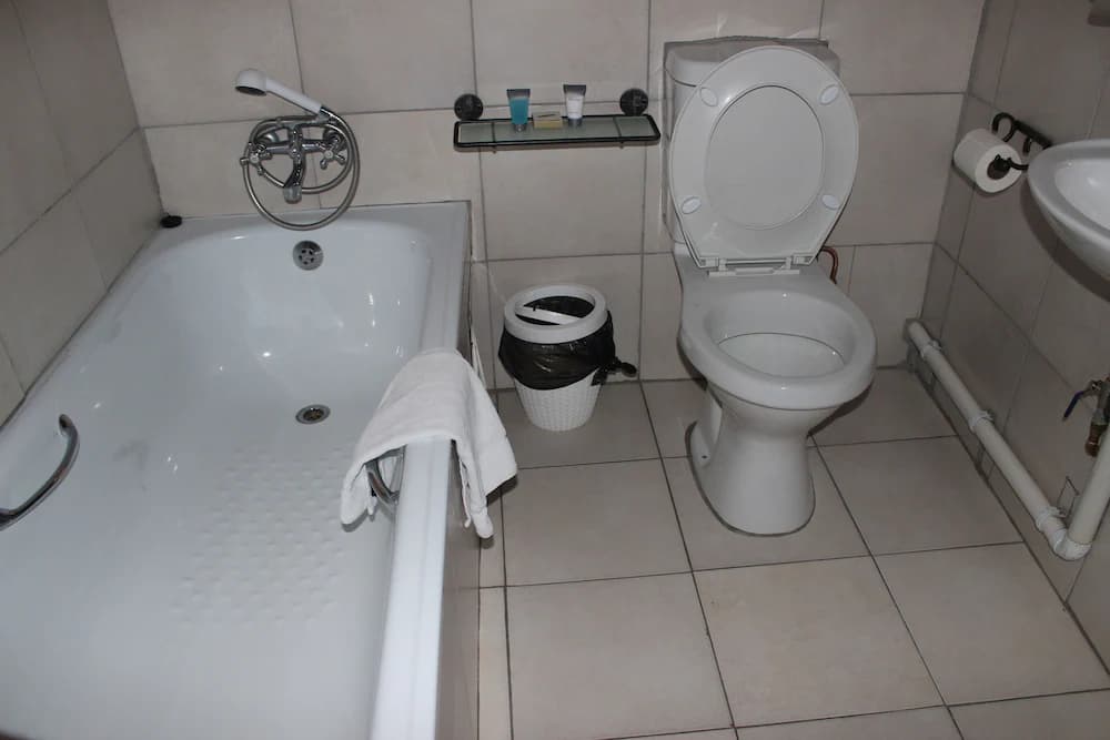 Deep soaking bathtub