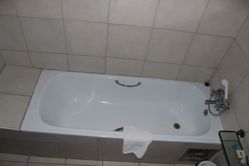 Deep soaking bathtub