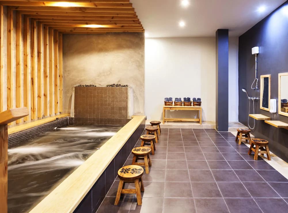 Indoor spa tub