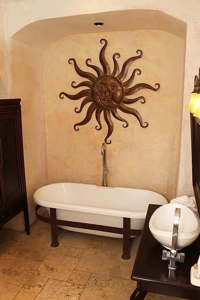 Deep soaking bathtub